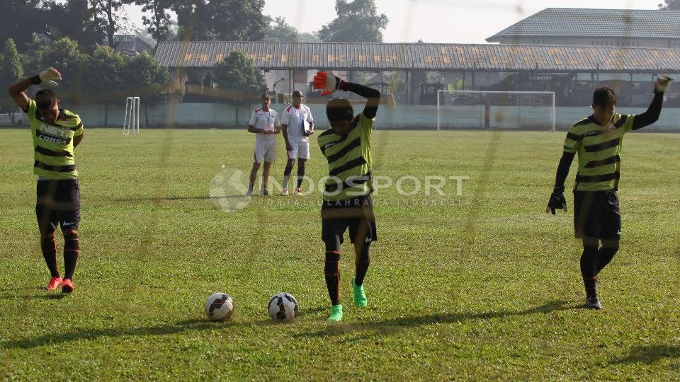 Tiga penjaga gawang Persija Jakarta melakukan pemanasan sebelum memulai latihan.